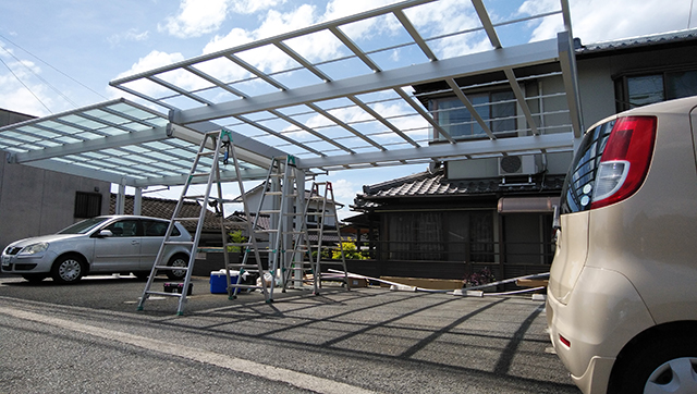 カーポート施工中の写真